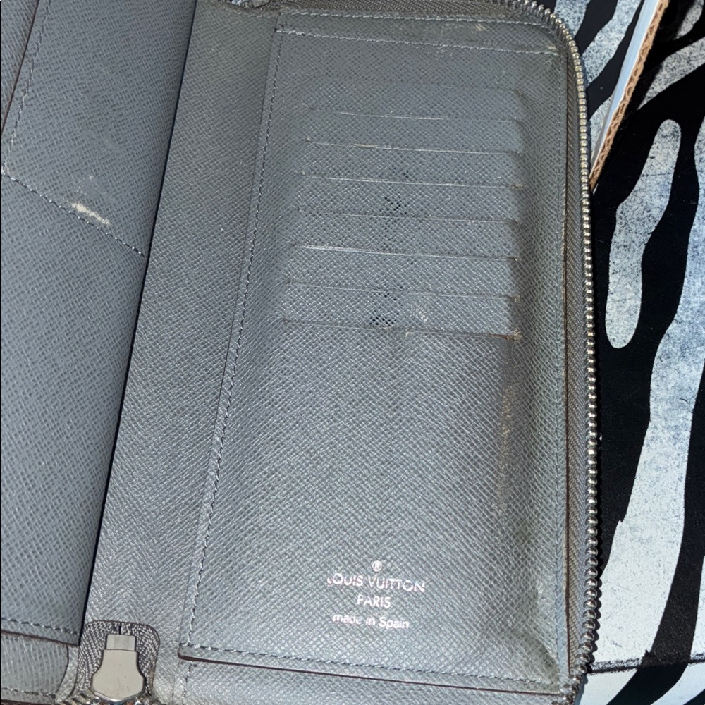 Louis Vuitton Silver Tiaga Wallet - Picture 13 of 17